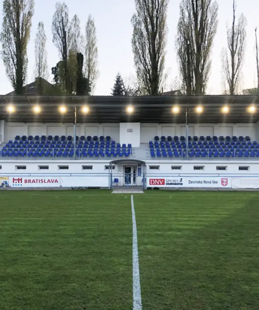 Tribúna na futbalovom ihrisku Vápencová v Devínskej